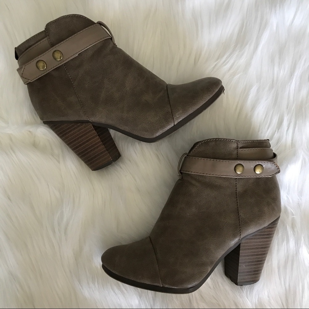 Breckelles Taupe Booties size 7